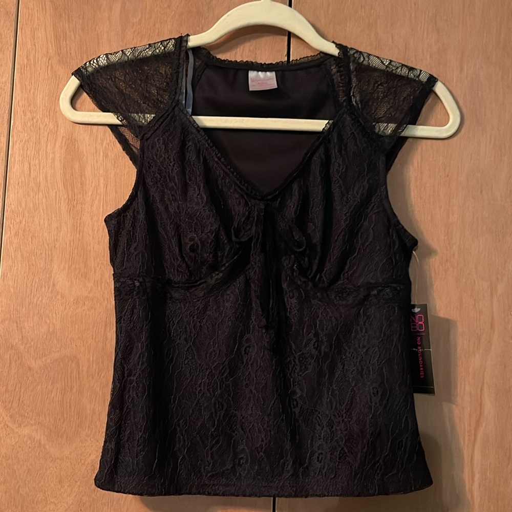 Juniors Lace Top with Short Sleeves